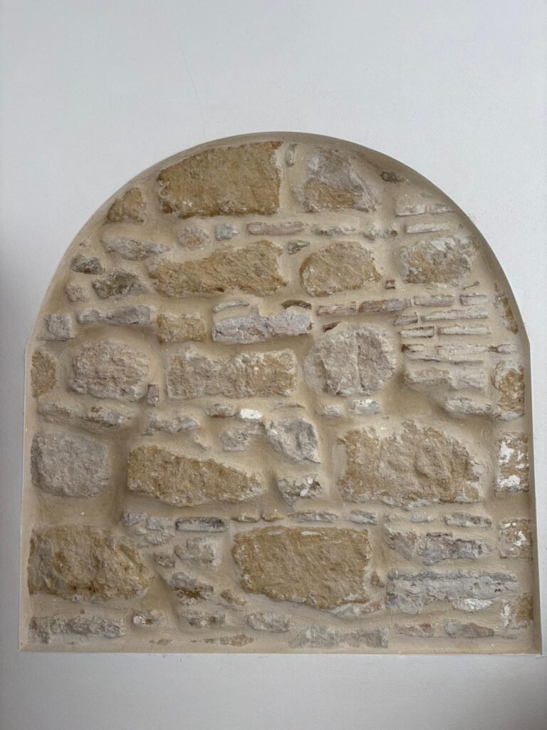 Muro encalado a mano