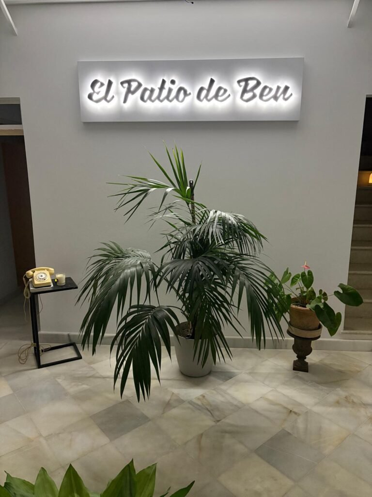El patio, velas al anochecer