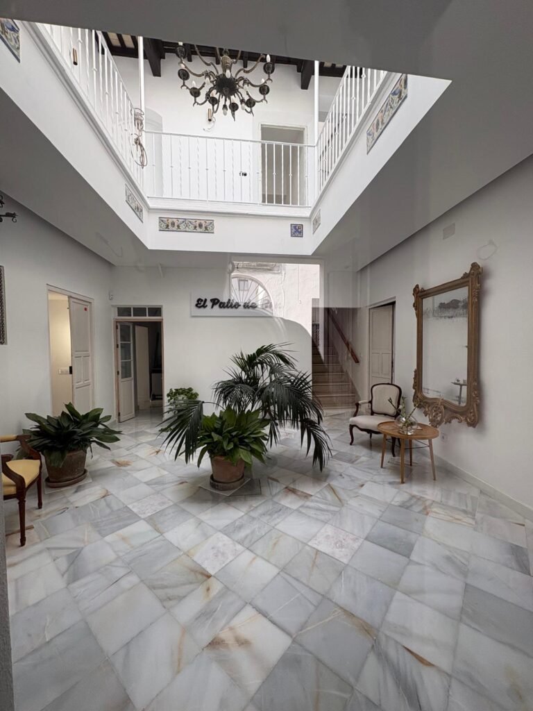 El patio con luz de tarde